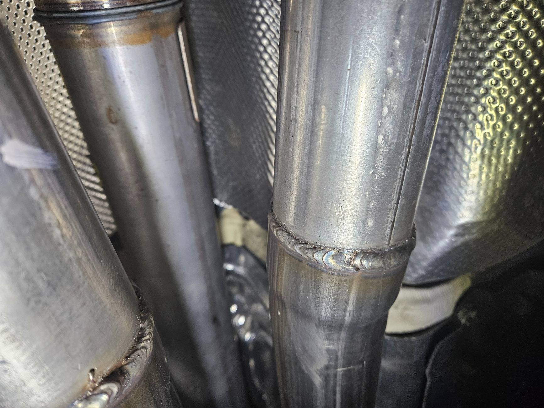 S650 Mustang My exhaust tips are not the same height 1000000336