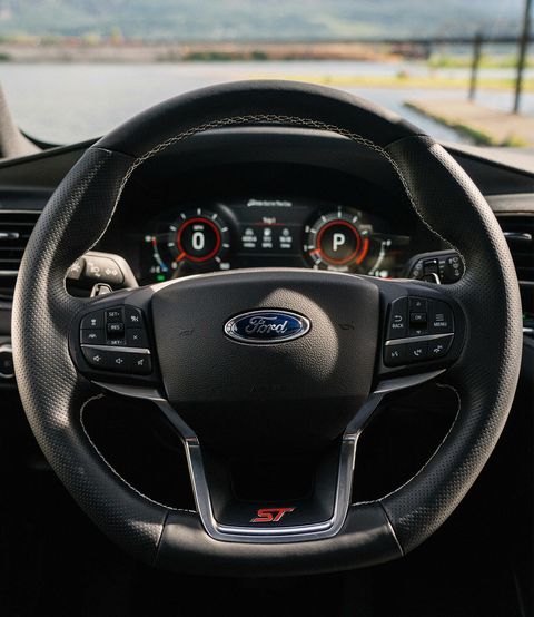 2020-Ford-Explorer-Review-gear-patrol-ambiance-1.jpg