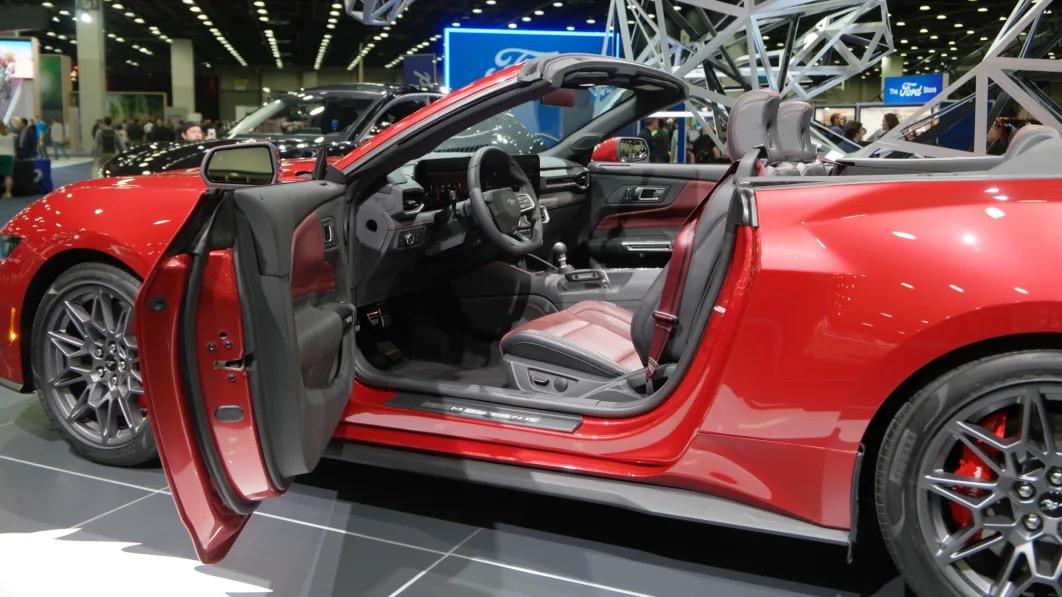 2024-ford-mustang-gt-convertible-detroit-auto-show-10.jpg.jpeg