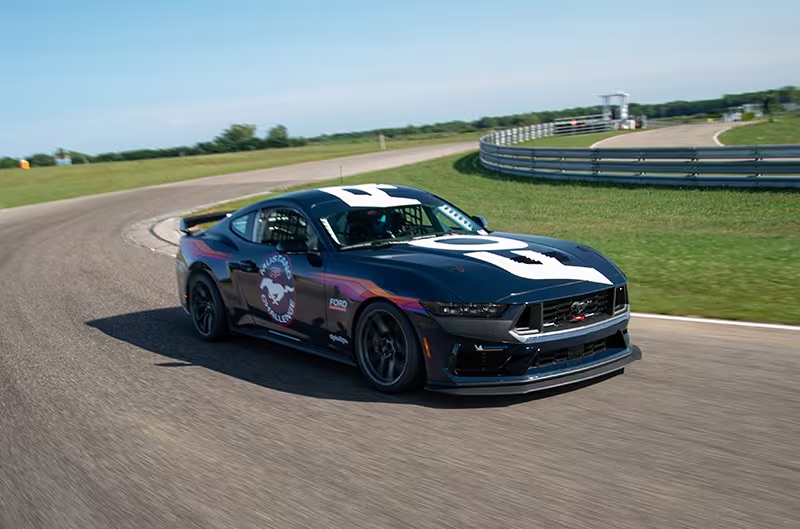 S650 Mustang Dark Horse R and 'Mustang Challenge' Racing Series Revealed! 2024 Mustang Dark Horse R rounding corner on track