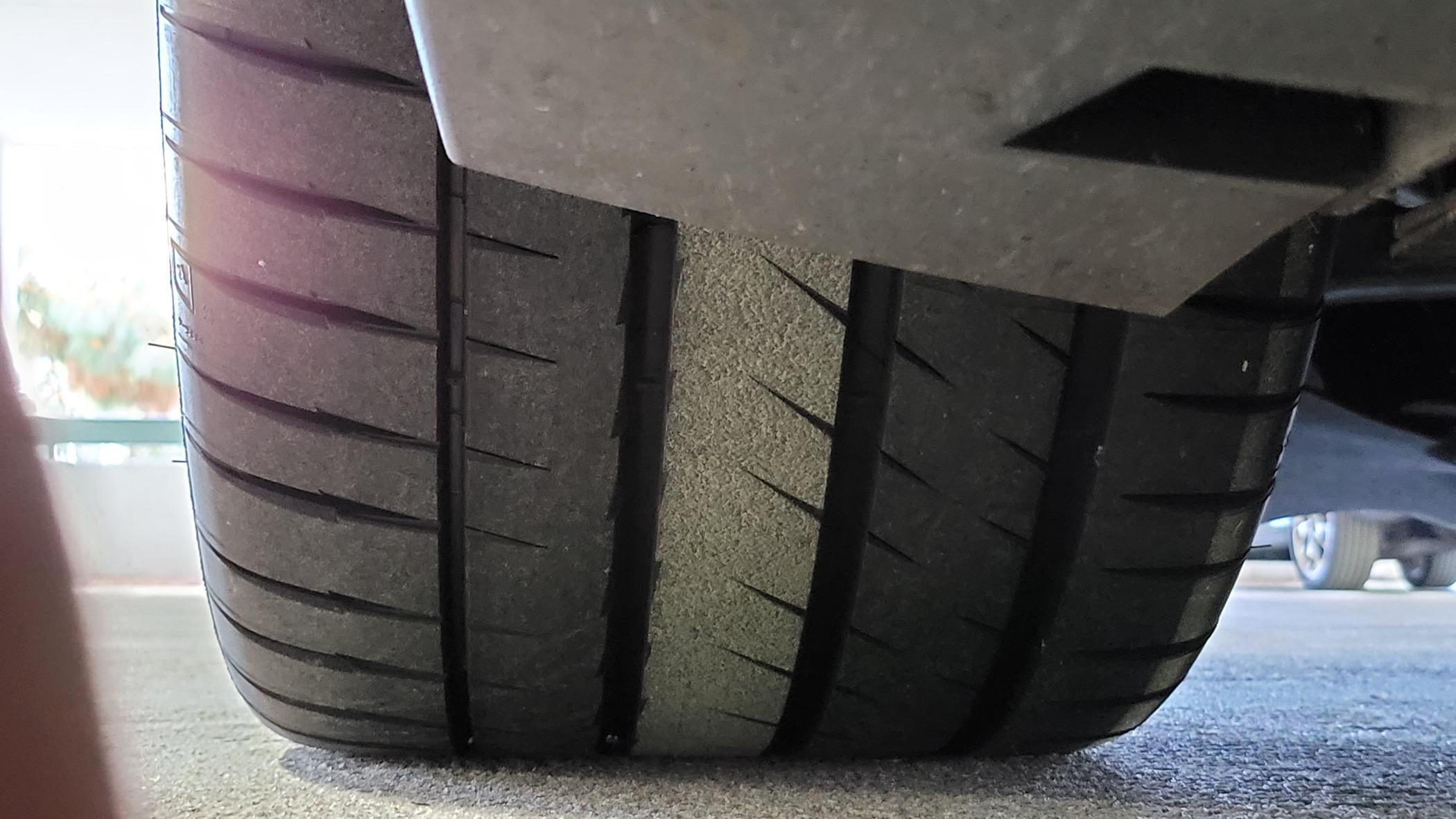 S650 Mustang What is this tread mark meaning ... ? 20240319_104406