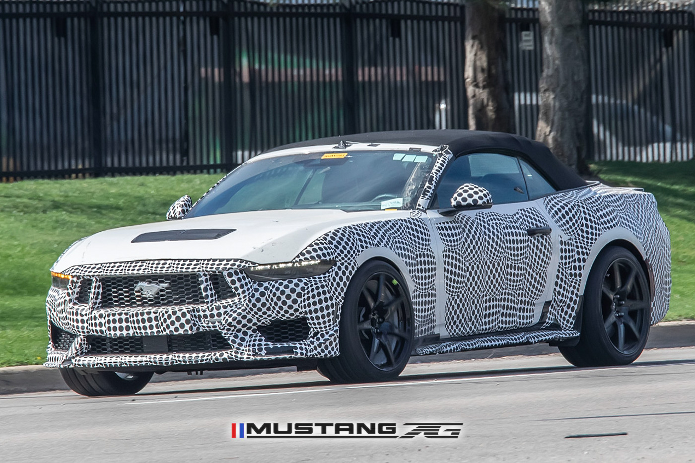 S650 Mustang 2026 Shelby GT500 Mustang Convertible Spied w/ Revised Grille, Carbon Fiber Wheels & Larger Global Market Side Mirrors 2026-shelby-gt500-mustang-convertible-prototype-spied-2