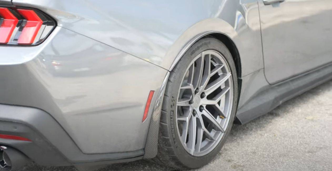 carbon fender flare rear.jpg