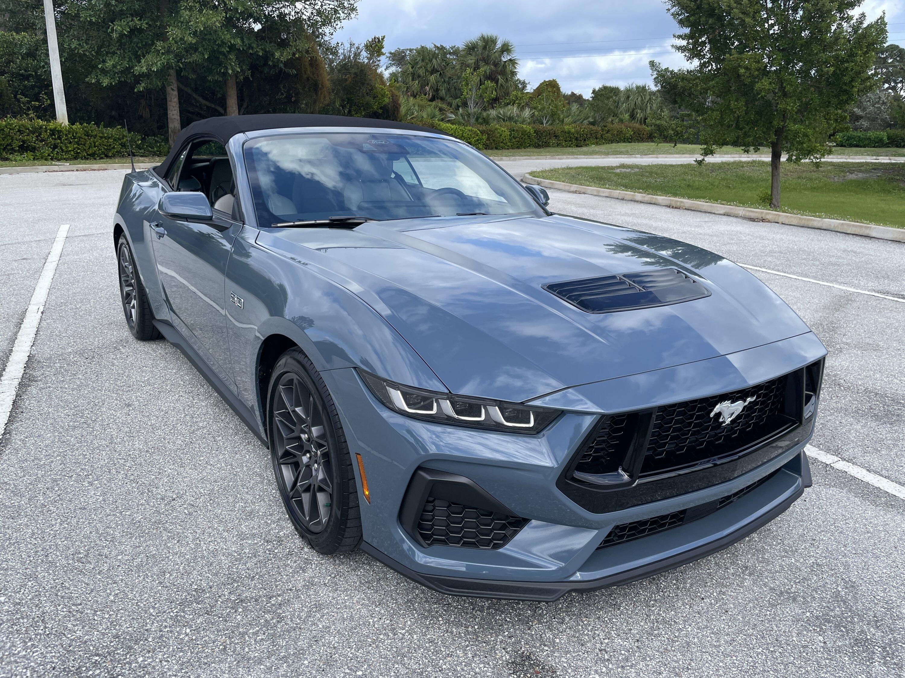 S650 Mustang What's going on with Vapor Blue colour?? Some doubts about the true tone IMG_4833.JPG