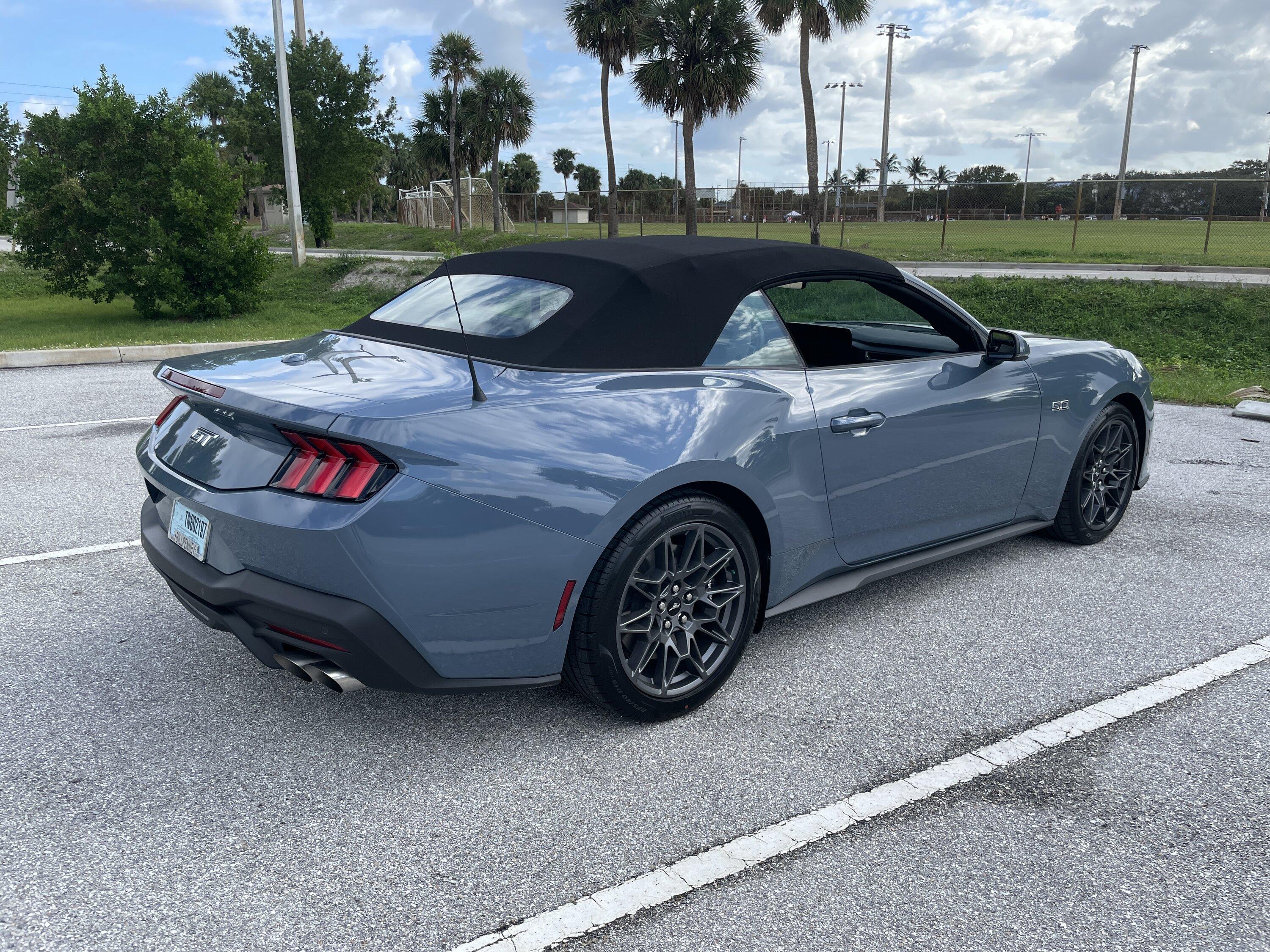 S650 Mustang What's going on with Vapor Blue colour?? Some doubts about the true tone IMG_4835.JPG