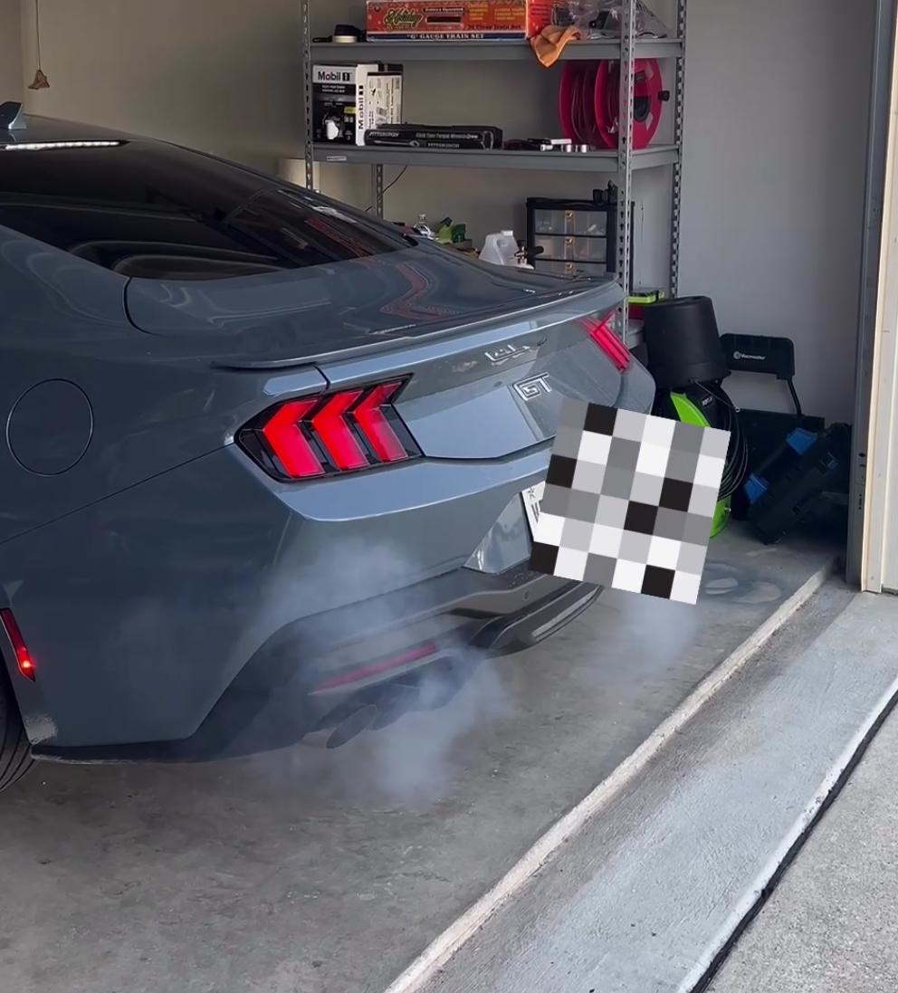 S650 Mustang Blue Smoke on start up.... IMG_6361