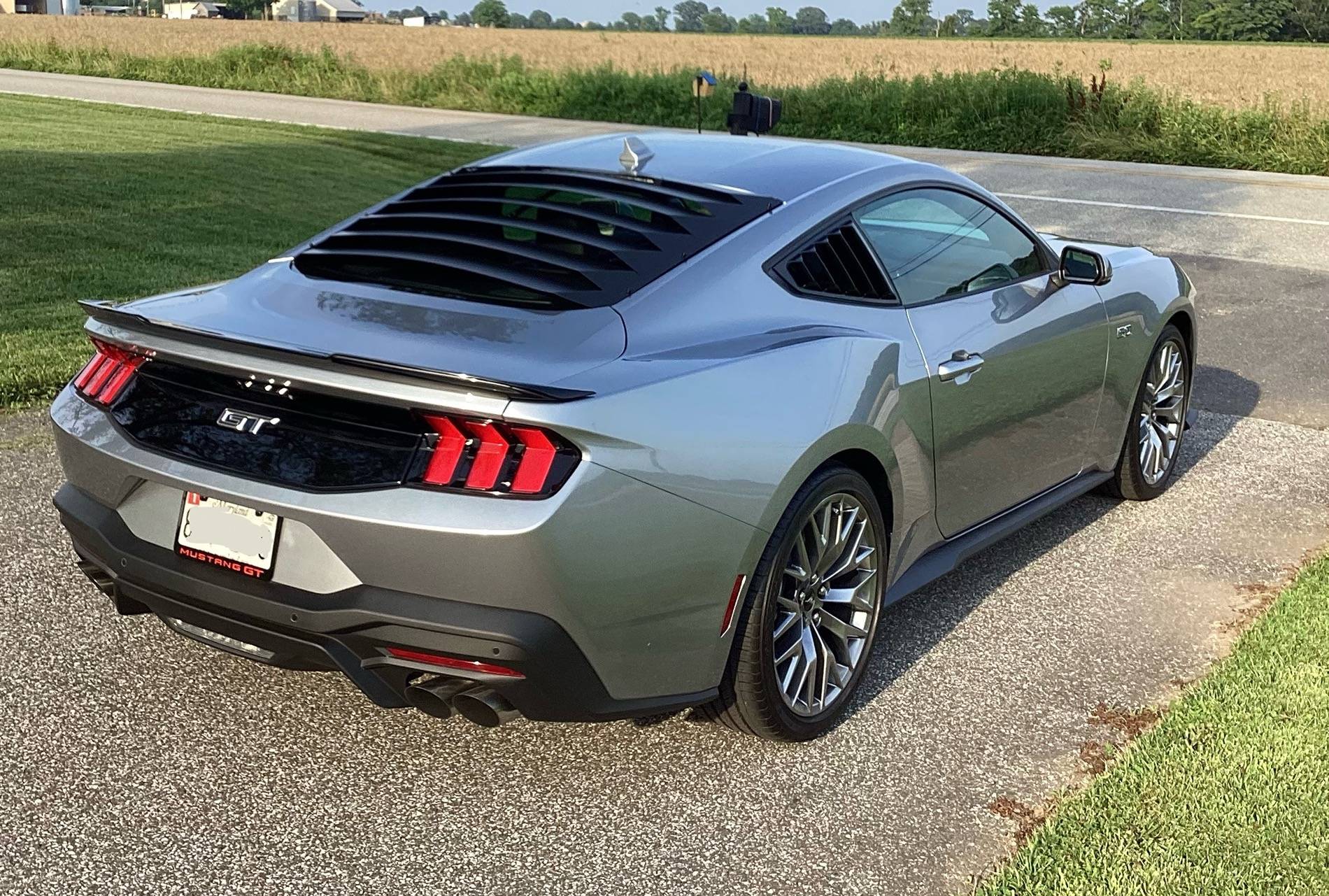 S650 Mustang Small lip-type no-drill spoiler? IMG_7181