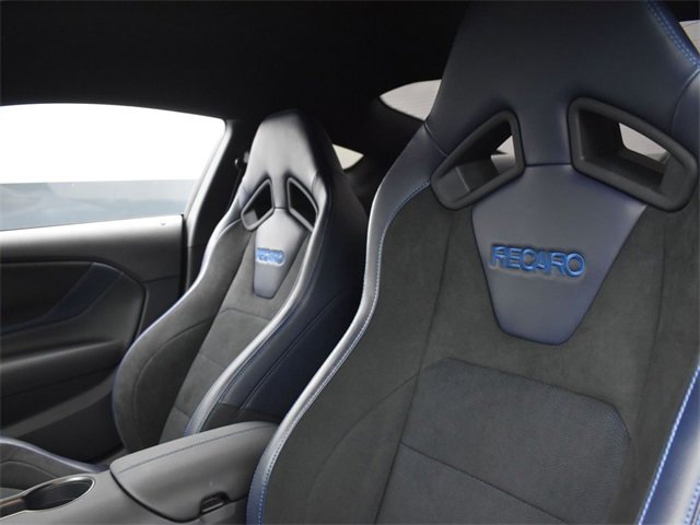 S650 Mustang Does the european "Dark Horse Pack" mandate half blue seats? IMG_7354