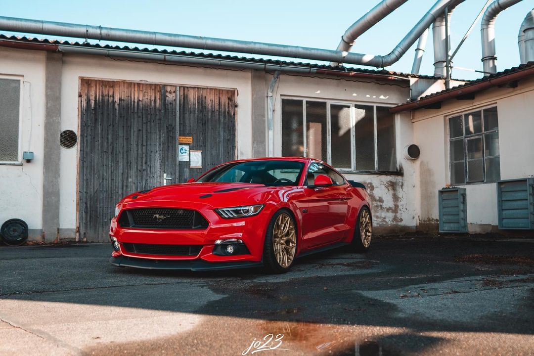 S650 Mustang Authorized Vossen Wheels Dealer: Hybrid Series and Full Forged Wheels For Mustang S650 race-red-ford-mustang-gt-sporting-custom-vossen-hf2-wheels-01