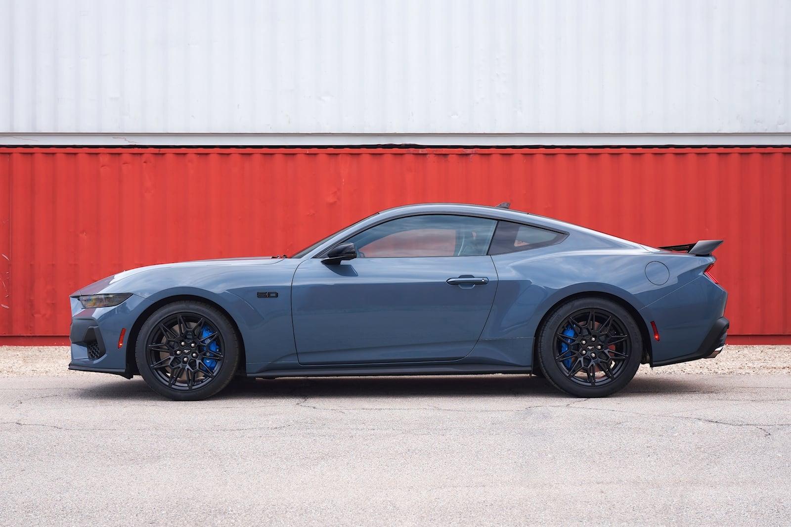 rd-mustang-gt-coupe-side-view-carbuzz-1038911-1600.jpg