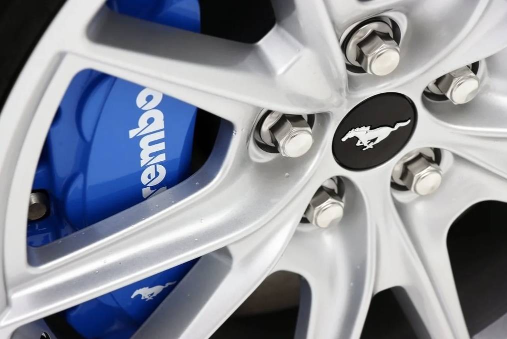 S650 Mustang anyone have: 2024 GT Grabber Blue // with black rims and blue calipers? rims