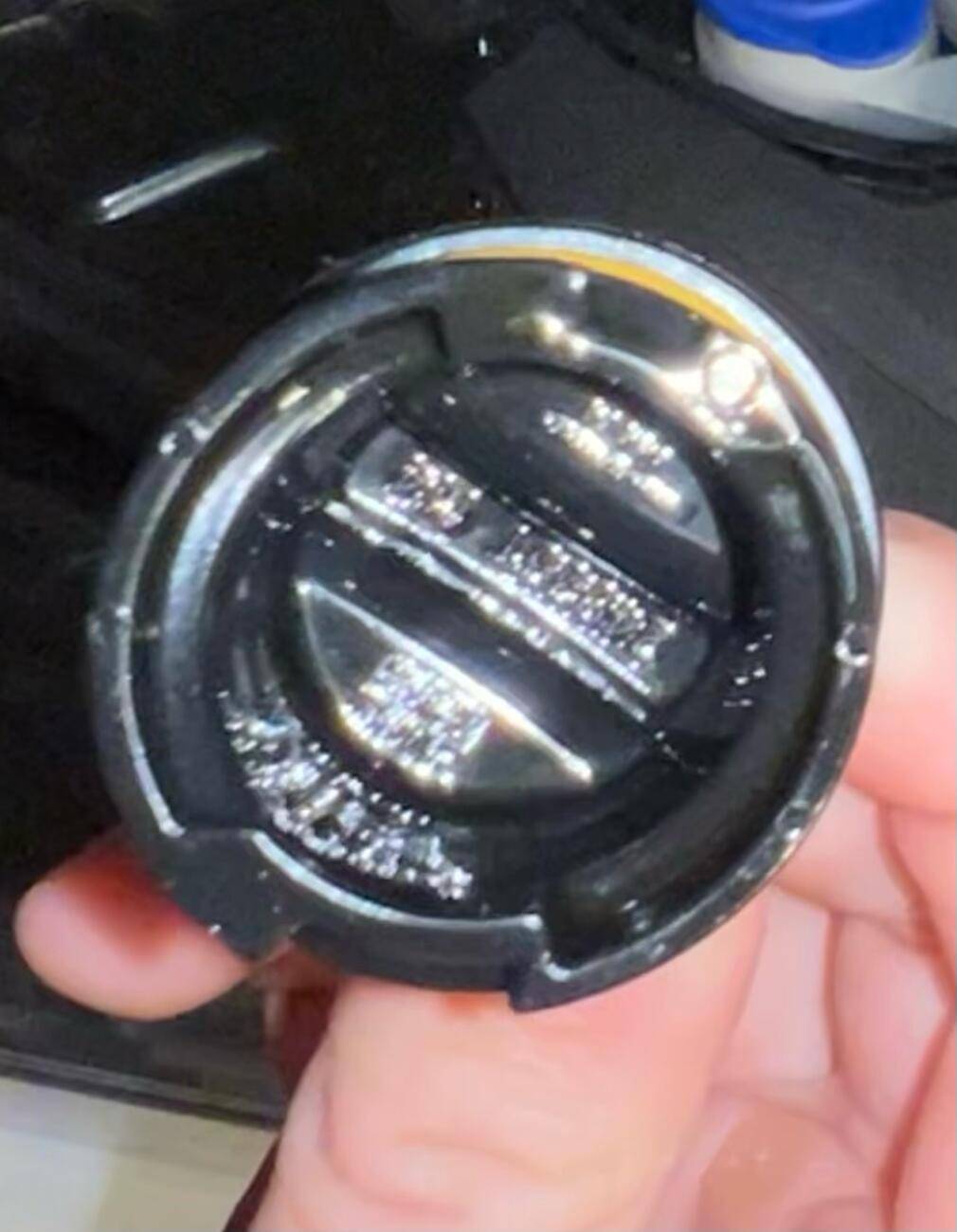 S650 Mustang What is this noise from oil cap? And why is there a "gap" in air/oil separator tempImageh8cYLO