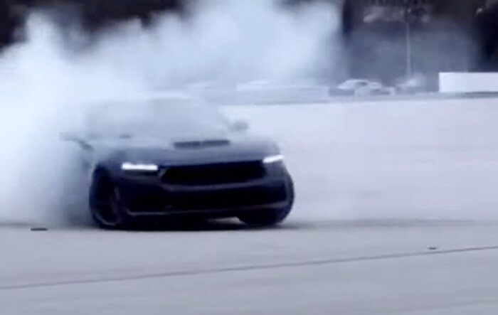 Dark Horse Mustang slippin, slidin, peelin