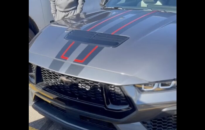 S650 Mustang GT with stripes in red & gray (video)