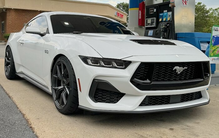 White 2024 Mustang GT on SVE SP2 Wheels
