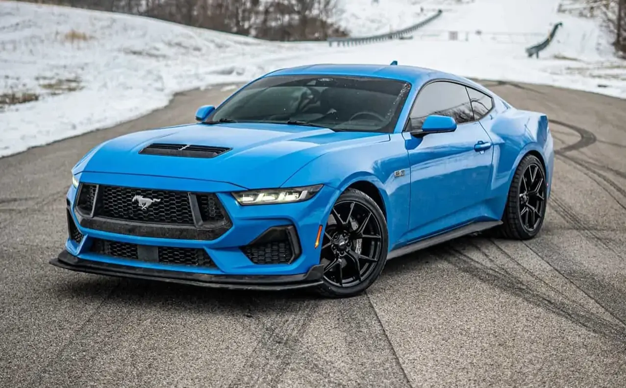 BLUE ハイS650×2 Grabber Blue S650 On Black SVE SP2 Wheels | Mustang7G - 2024+ S650